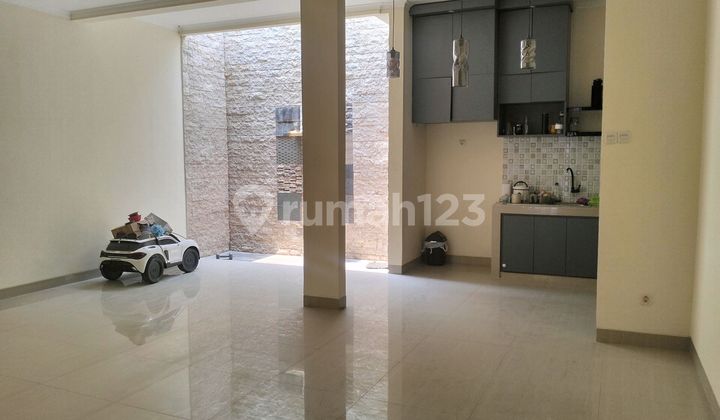 (nego Sampai Deal )dijual Cepat Rumah 2 Lantai Di Metland Menteng Cakung, Hunian Tenang Dan Asri, (shm), 2kt, Km@ Fully Renoved, Semi Furnished,