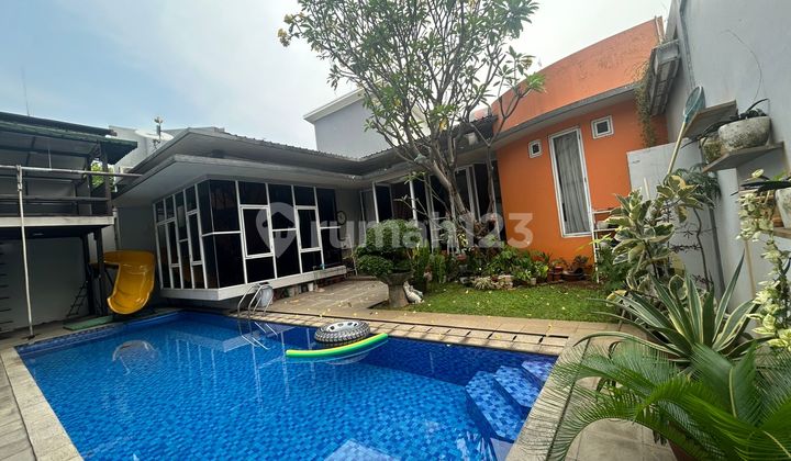 Luxury House with Swimming Pool in Elite Complex One Gade Sitem Kapling Al Pndok Bambu East Jakarta