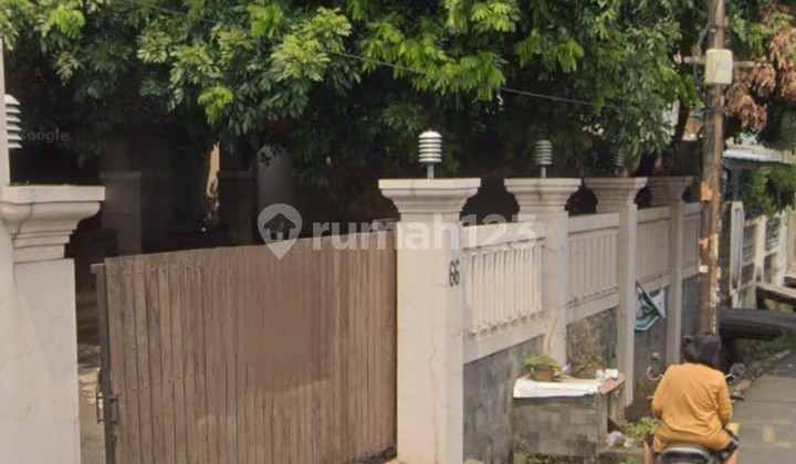 Quick Sale: Spacious, Green, and Cool House with Land in Cipinang, East Jakarta. 2