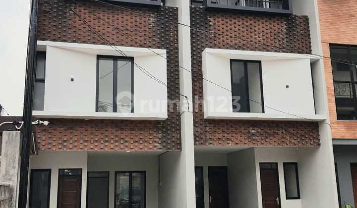 Rumah Siap Huni 3 Lantai Dalam Cluster One Gade Sistem Pejaten Jakarta Selatan Rumah Siap Huni 3 Lantai Dalam Cluster One Gade Sistem Pejaten Jakarta Selatan