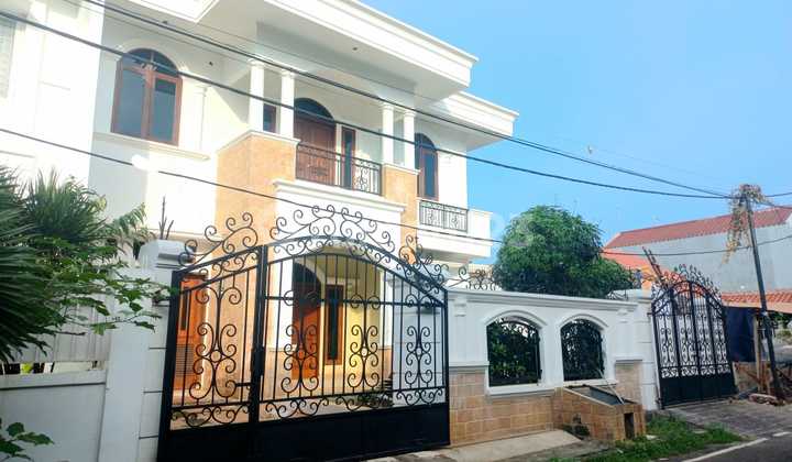 Affordable House with Large Land, 2 Floors in Billymoon Complex Pondok Kelapa East Jakarta