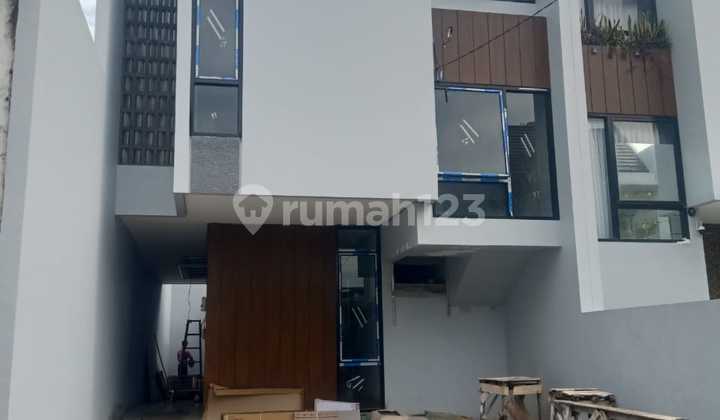 3-Story Ready-to-Occupy Townhouse at the Cheapest Price in Duren Sawit, East Jakarta, Near the Main Road.