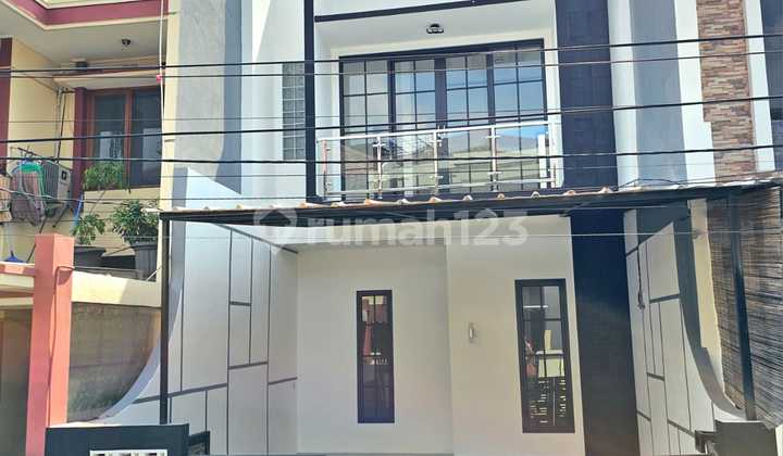 Rumah Cantik Siap Huni Ada Ruftoopnya Dalam Komplek yang Anam dan Nyaman Pondok Kelapa Jakarta Timur