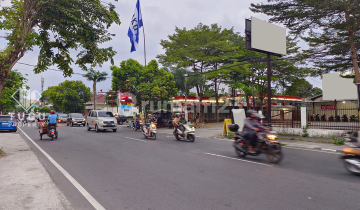 Commercial Space for Rent in Jogja, Bantul Street, Very Spacious Parking, Near Pojok Beteng Kulon, Alun Alun Kidul, PASTY, Gading Clinic Commercial Space for Rent in Jogja, Bantul Street, Very Spacious Parking, Near Pojok Beteng Kulon, Alun Alun Kidul, PASTY, Gading Clinic