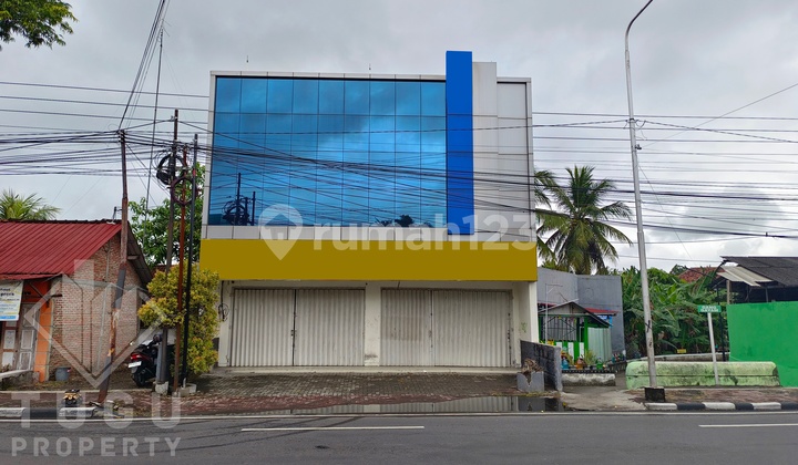 Commercial Space for Rent in Wates, Kulon Progo, Yogyakarta, 4400 Watt Electricity, Near Wates Square, Nyi Ageng Serang Statue, Wates Market