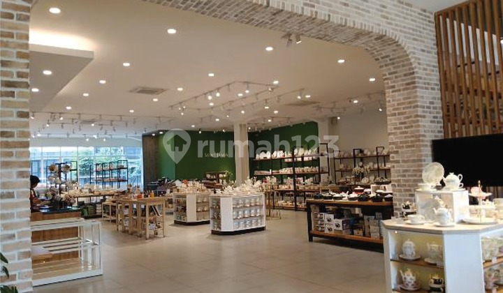 For Rent Building / Business Space Suitable for Restaurant/ Cafe in a Very Strategic Area in Setrasari Region For Rent Building / Business Space Suitable for Restaurant/ Cafe in a Very Strategic Area in Setrasari Region