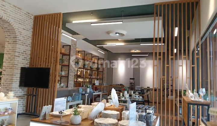 For Rent Building / Business Space Suitable for Restaurant/ Cafe in a Very Strategic Area in Setrasari Region For Rent Building / Business Space Suitable for Restaurant/ Cafe in a Very Strategic Area in Setrasari Region