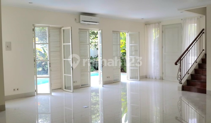 Rumah Cantik Terawat dengan Privat Pool Legalitas SHM di Menteng 2