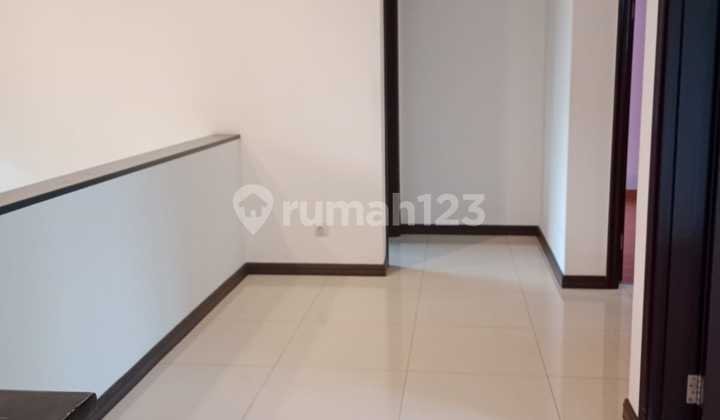 Rumah Premium dengan Kolam Renang Semi Furnished di BSD, Tangsel 2