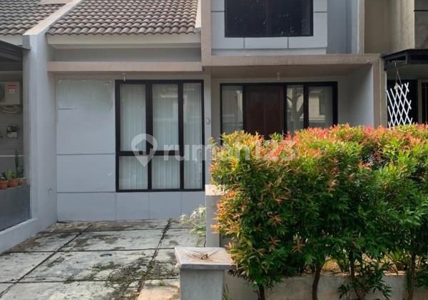 Rumah Minimalis Dekat Taman di Graha Raya