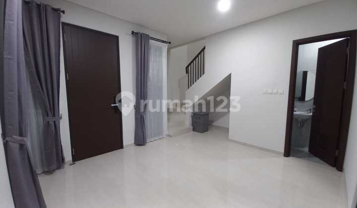 Rumah Baru Bangunan 2 Lantai Posisi Hook Depan Taman di Bintaro