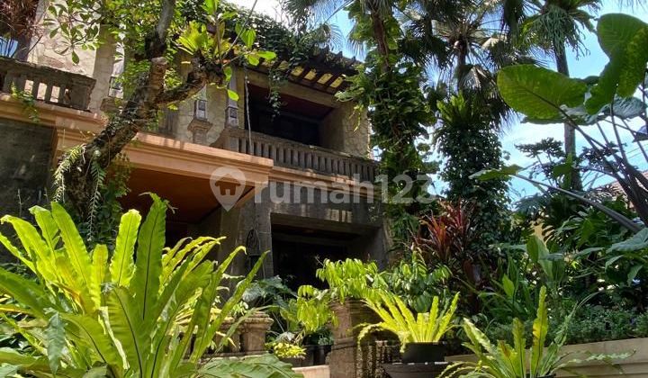 Luxury 3-Story House with Roof Top in Pondok Indah, South Jakarta Luxury 3-Story House with Roof Top in Pondok Indah, South Jakarta