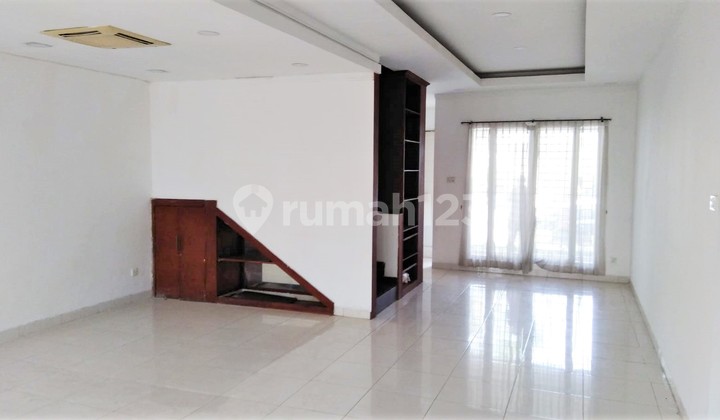 Rumah dengan Halaman Belakang Luas di Bintaro Jaya 2