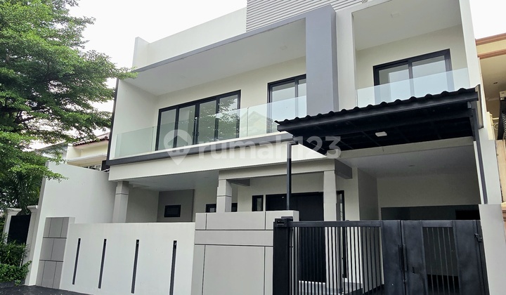 Rumah SHM Hadap Tenggara dengan High Ceiling dan Rooftop di BSD