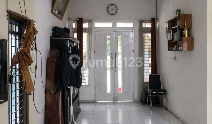 Hook House in the Center of Bekasi City Close to Schools and Hospitals 2