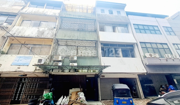 Strategic 4-Story Shop House in Central Jakarta Near Main Road, Affordable Price 1