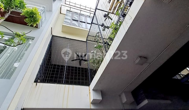 Rumah 4 Lantai di Springhill Golf Residence Kemayoran Dekat Toll