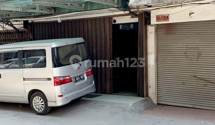 Strategic 4-Story Shop House in Central Jakarta Near Main Road, Affordable Price 2