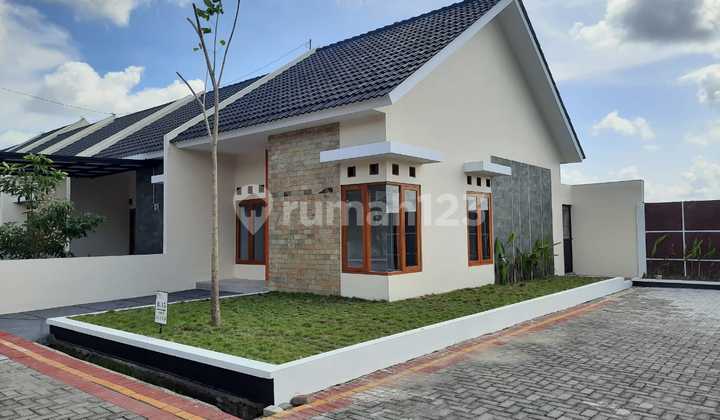 House 5 Minutes from Kartasura Monument, Design-Free, Close to Airport Access and Toll Exit, Own Your Home Soon. House 5 Minutes from Kartasura Monument, Design-Free, Close to Airport Access and Toll Exit, Own Your Home Soon.