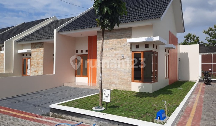 Last Chance! Hook Type 45 House in Safira Housing Near Toll Access, 1-Story House, Close to University, Installment Options Available Only 3 Units Left Last Chance! Hook Type 45 House in Safira Housing Near Toll Access, 1-Story House, Close to University, Installment Options Available Only 3 Units Left