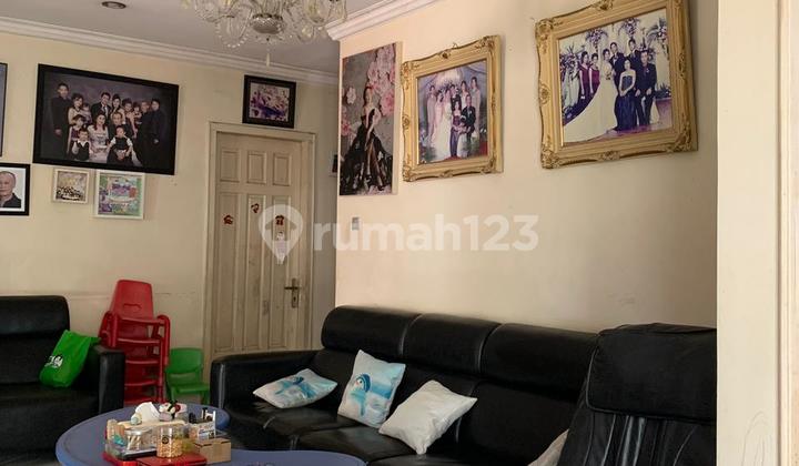 Own Soon a Strategic 3-Story House in Dharmahusada Gubeng, Surabaya Own Soon a Strategic 3-Story House in Dharmahusada Gubeng, Surabaya