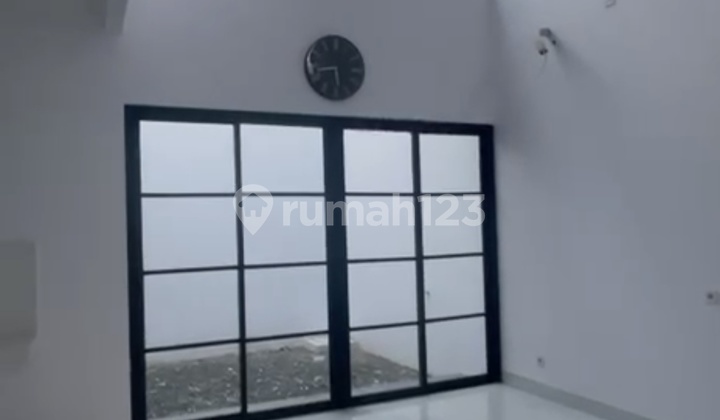 Disewakan Rumah 2 Lantai 3+1 Kamar Tidur Di Dian Istana Surabaya 2