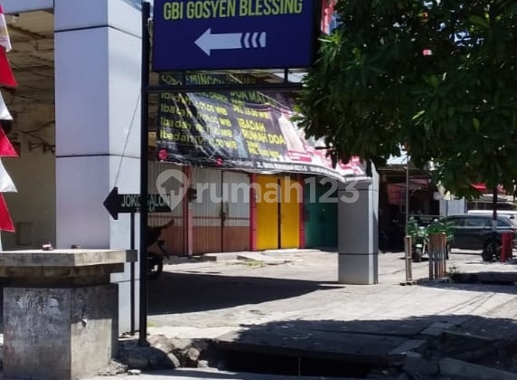 Babatan Pantai Three-Story Shop House in East Surabaya 2