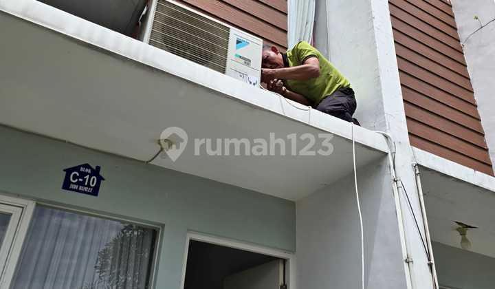 For Rent Cheap 2-Story House in Jade Hamlet Housing, Gresik Regency. House in Silver Cluster, Jade Hamlet Housing, Jade Hamlet Housing Silver Cluster Block C No. 15, Pelemwatu, Menganti, Gresik, East Java, Indonesia, 61174, Menganti. 2