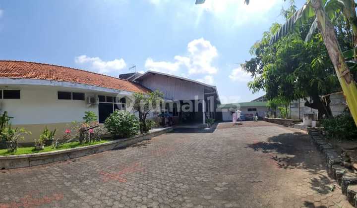 For Sale: Spacious House with Warehouse in Petemon Barat, Near Banyu Urip, Surabaya 2