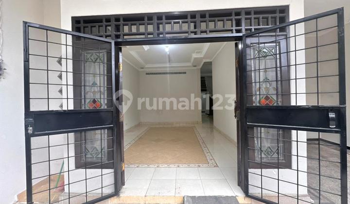 Affordable for Rent: 2-Story House in a Highly Strategic Location, Pakis Tirtosari, Surabaya 2