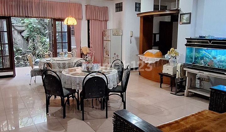 Cheapest Spacious House Interior with Swimming Pool Negotiable in Simo Gunung, Surabaya 2