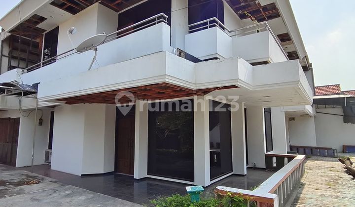 Guaranteed Lowest Price Negotiable 2-Storey House Hook Position with Hall and Music Studio in Wiyung, West Surabaya