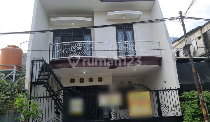 Disewakan Murah Rumah 2 Lantai Lokasi Sangat Strategis di Pakis Tirtosari Surabaya