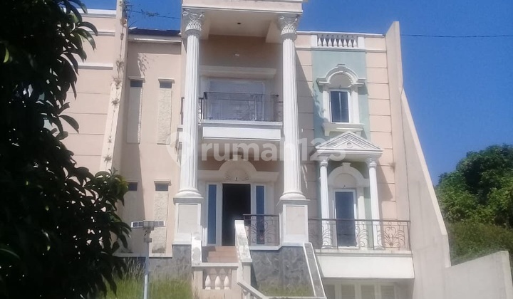 Rumah Mewah Dan Besar Di Lokasi Pinggir Jalan Bebas Banjir 1