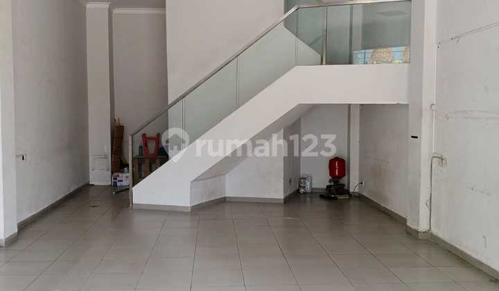 3-Storey Shop House with 5m Frontage, Spacious Parking Area, Central Semarang 2