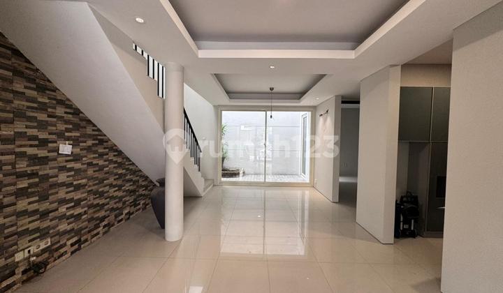 For Sale: 2-Story House in Dian Istana Housing, Wiyung, West Surabaya. House at Block F2 No.40, Dian Istana Residence, Wiyung, Surabaya City, East Java, Indonesia, 60228. Good SHM (Certificate of Ownership). 2