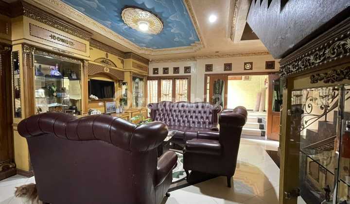 Dijual Rumah Mewah Klasik 3,5 Lantai Grandwisata Cluster Garden Terrace 2