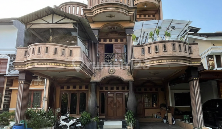 Dijual Rumah Mewah Klasik 3,5 Lantai Grandwisata Cluster Garden Terrace