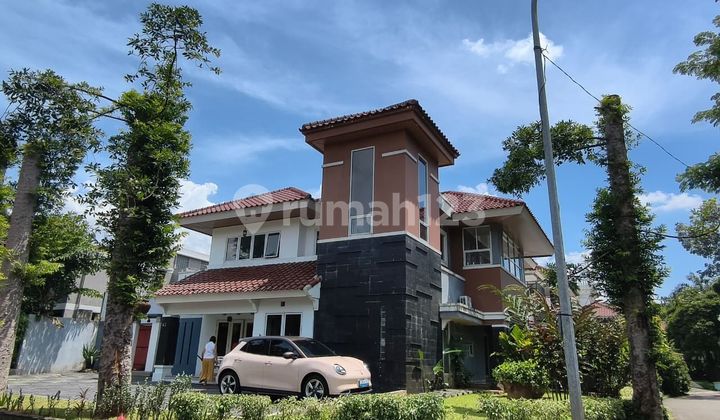 Rumah Hoek di Taman Giri Loka BSD City, bisa Parkir 7 Mobil
