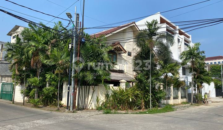 Rumah Indah Posisi Hook Lokasi Stretagis di Kebayoran Baru, Petogagan - Jakarta Selatan