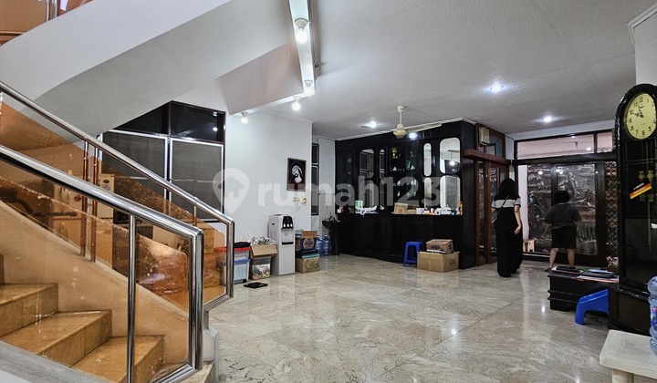 Rumah Cantik Nyaman dan Strategis di Kawasan Elite Intercon - Jakarta Barat Rumah Cantik Nyaman dan Strategis di Kawasan Elite Intercon - Jakarta Barat