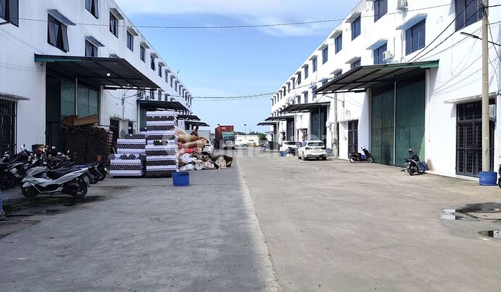 Hanya 1 Unit Lagi... Nego ! Dijual Gudang Luas 480M² 3 Lantai di Raya Salembaran, Tangerang