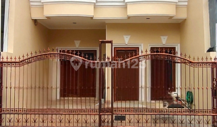 Quick Sale: Modern Minimalist 2-Story Ready-to-Live House, 6x15m Dimensions, Near Maitreyawira School Access in Taman Surya, Cengkareng 2