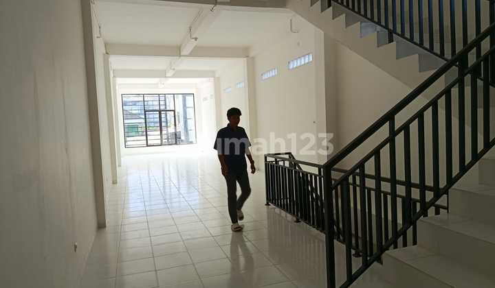 Strategic Commercial Building on Gatot Subroto Street, Samarinda 2