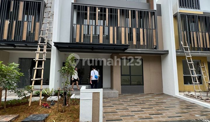 FOR SALE 3-Story House 8 x 12 in Strozzi Cluster, Gading Serpong