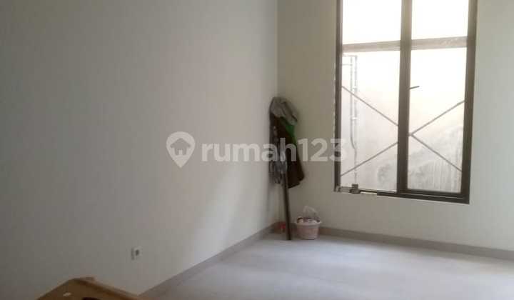 Rumah 3 Lantai Kondisi Baru di Kelapa Gading 2