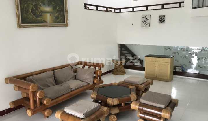  Villa Cipanas, Sukabumi depan kolam renang 