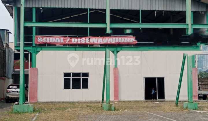 Gudang pinggir jalan utama Puri Indah, Jakarta Barat. Gudang pinggir jalan utama Puri Indah, Jakarta Barat.