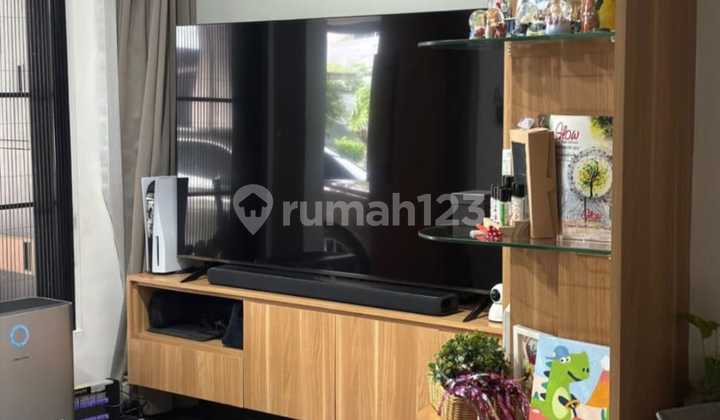 rumah casa jardin dengan desain artistik semi furnish  2