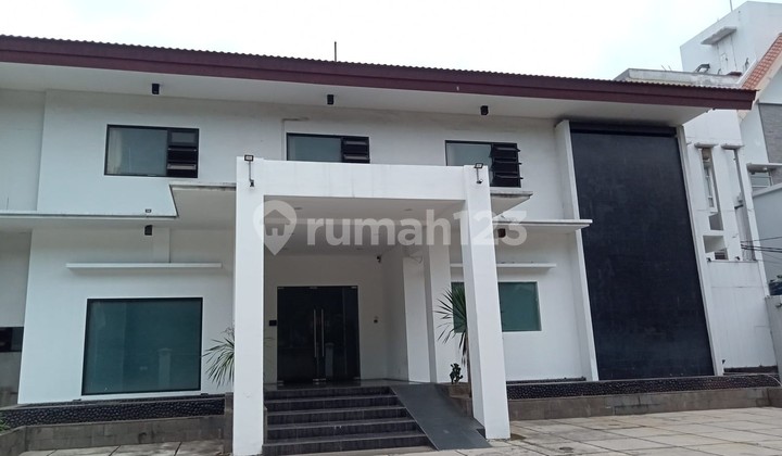 Ruko Bagus 3 Lantai dan Basement Lokasi Strategis di Kebayoran Baru, Jakarta Selatan